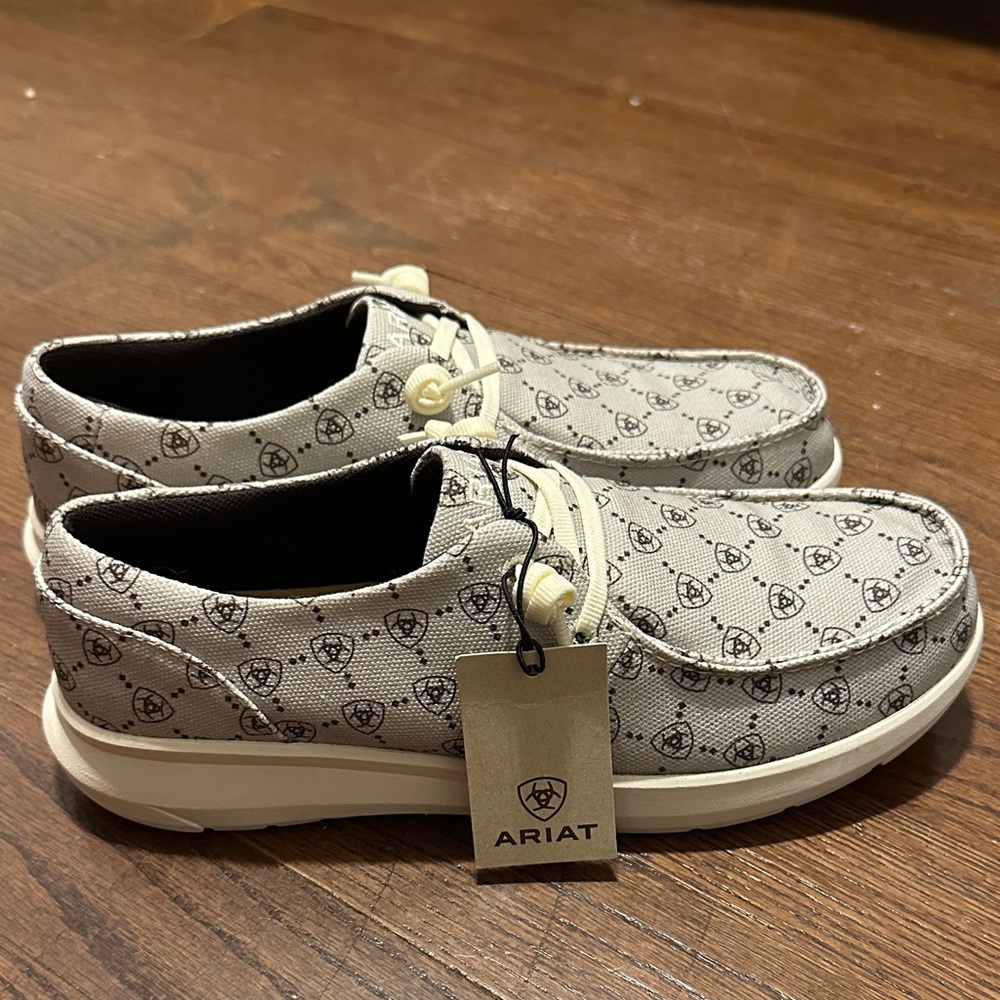 NWT Ariat Logo Hilo Shoes